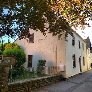https://redwood-cottage.tophotelsbath.com