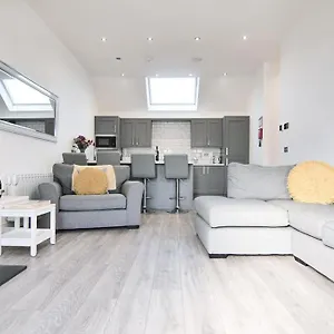  Holiday home Hoxne - Daisy With Private Hot Tub